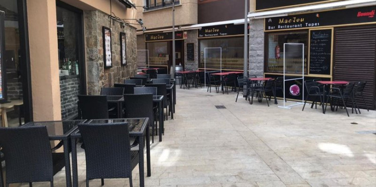 Terrasses de bars al centre d’Andorra la Vella.