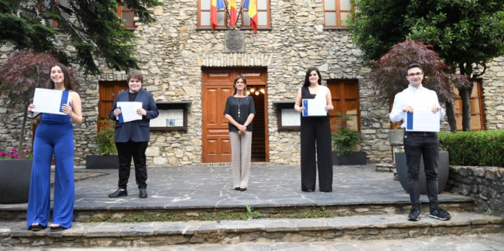 La ministra d'Educació i Ensenyament Superior, Ester Vilarrubla, amb els estudiants guanyadors d’enguany.