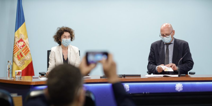 La ministra Maria Ubach, i el rector de l’UdA, Miquel Nicolau.