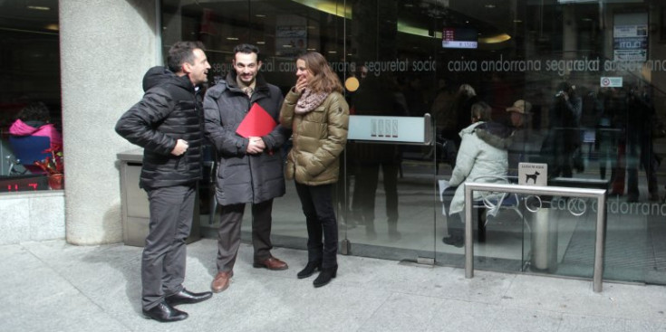 López, Alís i Gili davant de la Caixa Andorrana de la Seguretat Social, ahir.