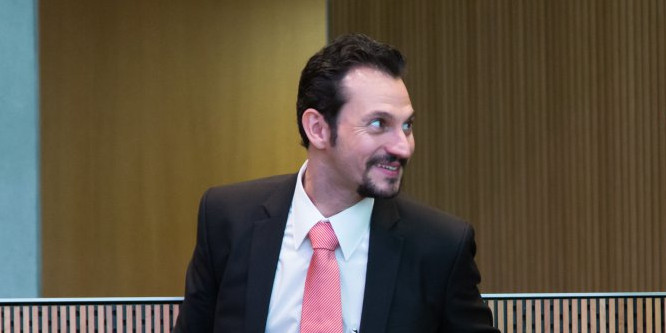 El conseller del PS, Gerard Alís, va adreçar vàries preguntes al Govern.