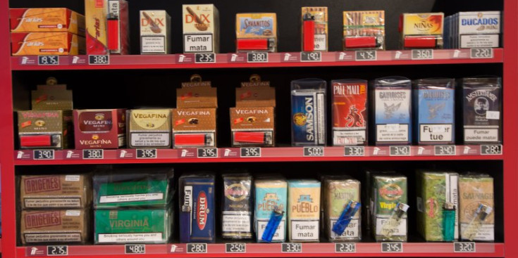 Productes de tabac a la venda en un estanc del país.