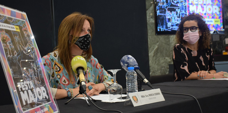 La cònsol menor de Sant Julià, Mireia Codina, i la cap de Cultura, Laura Rogé, durant la presentació de la festa major de la parròquia.