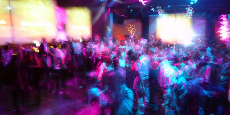 Uns joves ballen a la discoteca.