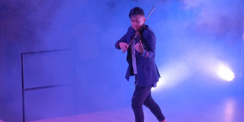 Actuació del violinista Javi Lin a Caldea.