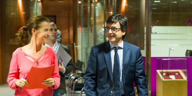 La ministra de Medi Ambient, Sílvia Calvó, i el ministre de Finances, Jordi Cinca, dirigint-se ahir vers la sala de premsa de l’edifici administratiu.