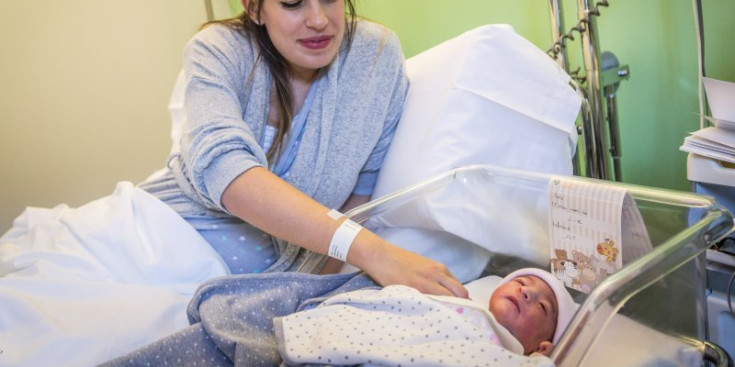 Una mare acaricia la seva filla acabada de néixer a l’Hospital de Nostra Senyora de Meritxell.