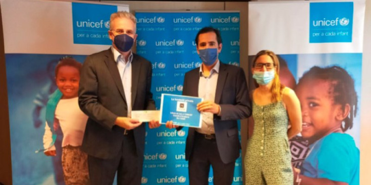 Moment de la donació de la Fundació Armor a Unicef.