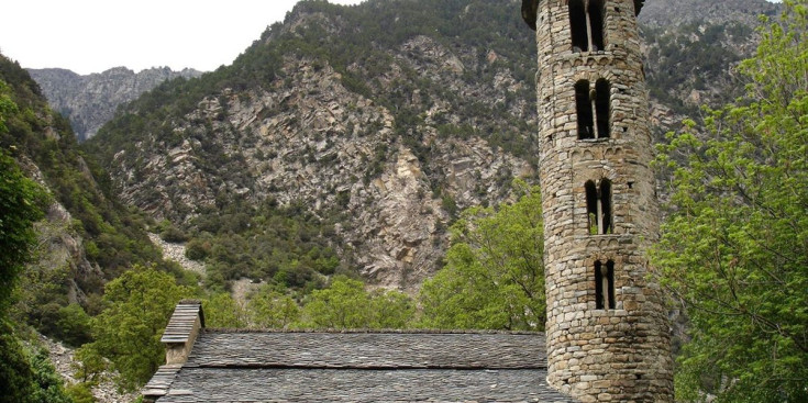 Exteriors de l'església de Santa Coloma.