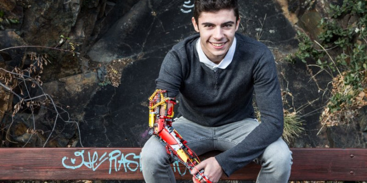 David Aguilar, creador de la pròtesis del braç amb peces de Lego.