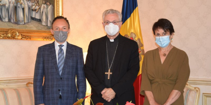 El copríncep episcopal, Joan Enric Vives, reunit amb el cap del Govern, Xavier Espot, i la síndica general, Roser Suñé.