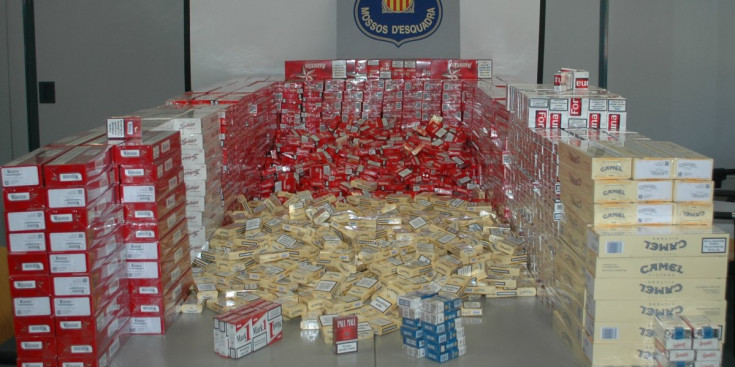 Milers de cigarrets provinents del contraban, confiscats pels Mossos.