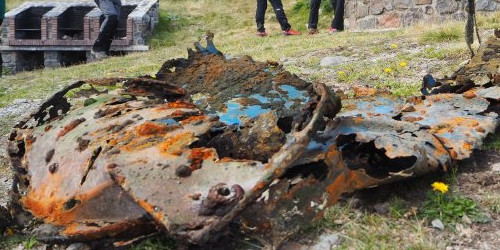 El bidó oxidat que els Bombers van trobar a l’estany, ahir al matí.