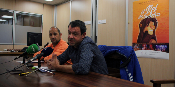 El conseller de Cultura i Esports de Canillo, Àlex Mitjana, i el coordinador del Departament d'Esports, Francesc Oriol, durant la presentació d'El rei de la selva'.