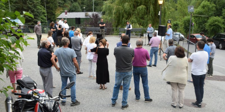 Un moment de la reunió de poble celebrada ahir a Bixessarri.