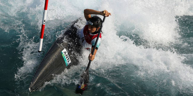 Doria durant les semifinals de canoa a Tòquio.