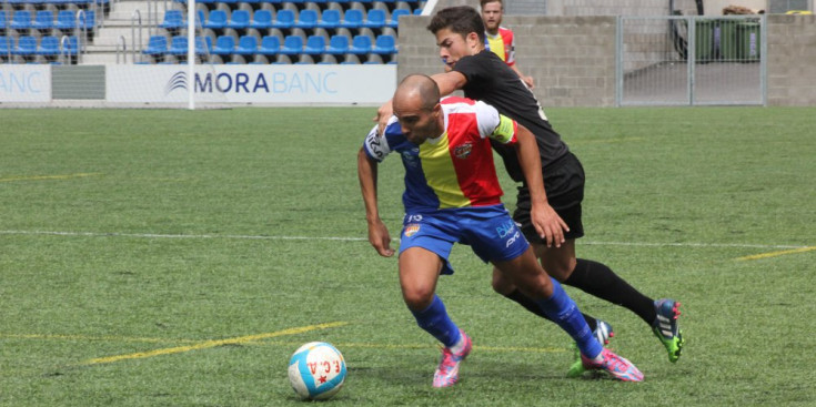 Sebas Gómez s’escapa d’un jugador del Girona B en el primer partit de la temporada.
