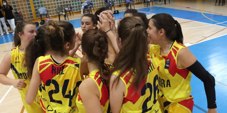 Les noies sub-18 d’Andorra durant un partit del campionat.