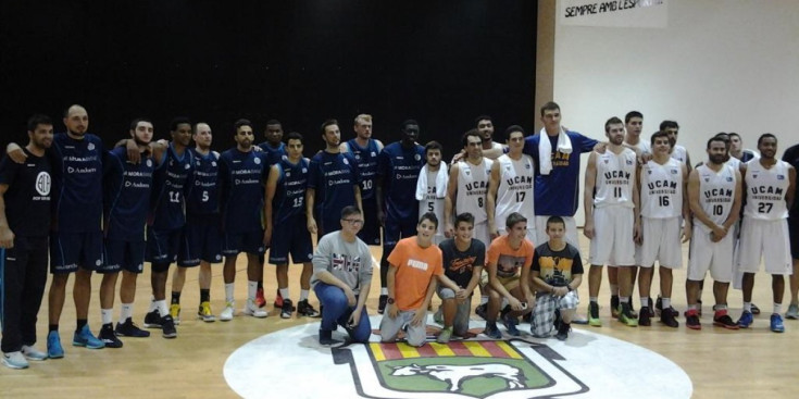 Foto de família al final del partit entre el MoraBanc i l’UCAM.