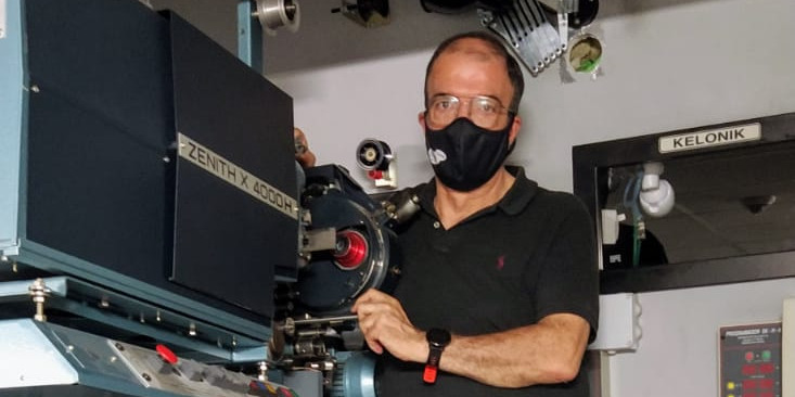 El treballador de Cinemes Illa Carlemany amb el projector de la sala tres, un Cinemeccanica Victoria 5.