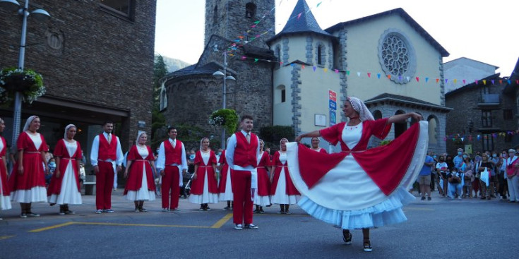 L’esbart dansaire d’Andorra la Vella fa el ball del pregó, que dona el tret de sortida a la festa major.