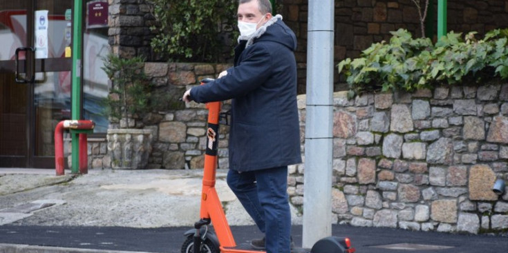 El cònsol major lauredià, Josep Majoral, amb un patinet elèctric.