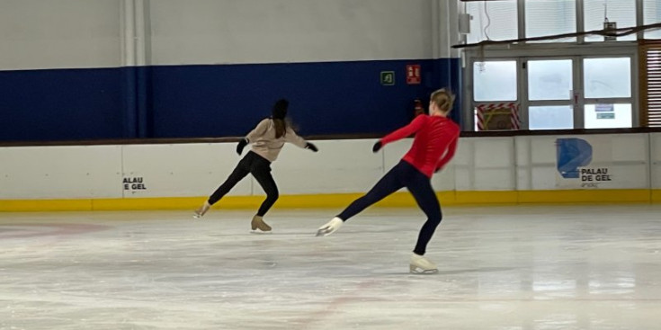 Czisny mostrant a una jove patinadora un moviment.