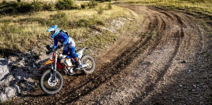 Margot Llobera amb la seva moto al campionat.