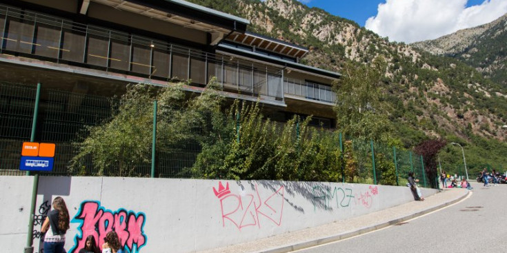 Alumnes de l’Escola Andorrana de Batxillerat esperen, a l’hora del pati, la tornada a les aules, ahir divendres.