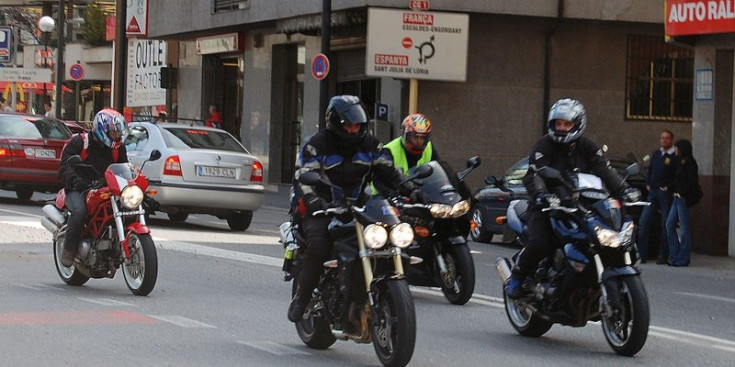 Unes motocicletes a la via pública.