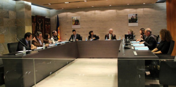 Consellers ordinencs en una sessió de consell.