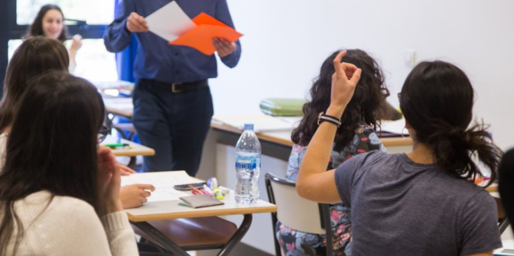 Alumnes de batxillerat a punt de començar un examen de la POB.