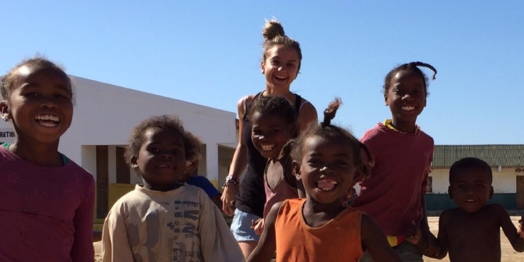 La psicòloga de Psico B, Sònia Bigordà, amb alguns nens dels centres educatius de Madagascar.