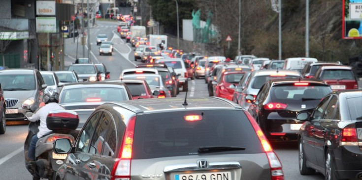 Cues de vehicles a Sant Julià de Lòria.