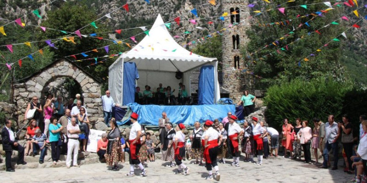 El ball del Contrapàs durant una festa major anterior de Santa Coloma.