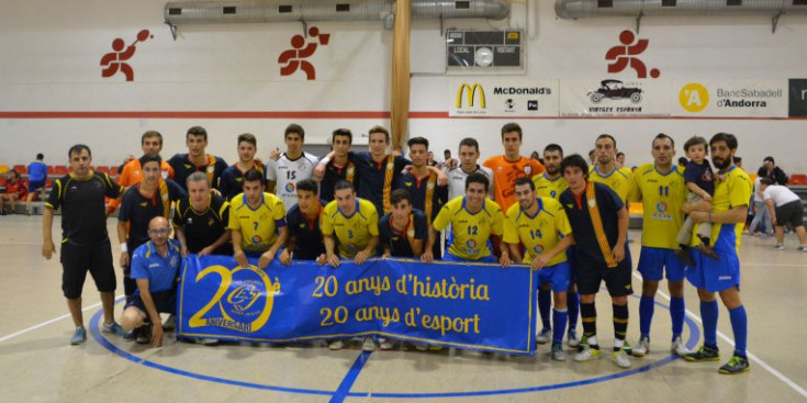 La plantilla del sènior CE Sant Julià 2014-2015, després del partit amistós contra el Sant Cugat que es va disputar al Centre Esportiu amb motiu de la celebració del 20è aniversari del club.