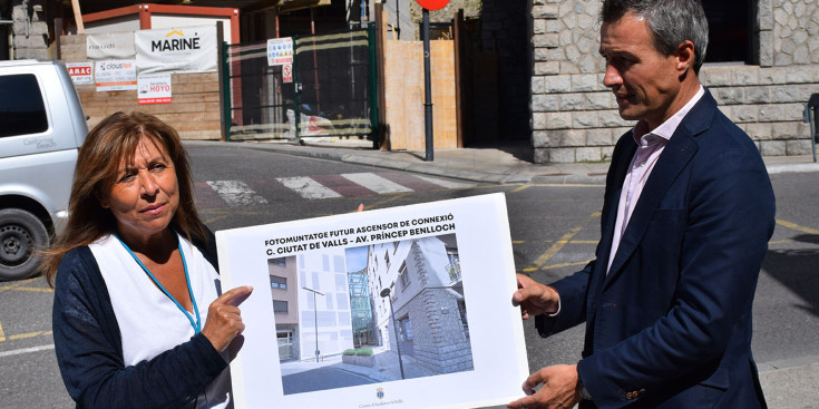 Els cònsols d'Andorra la Vella, Conxita Marsol i David Astrié, mostren la imatge de com quedarà l'ascensor.