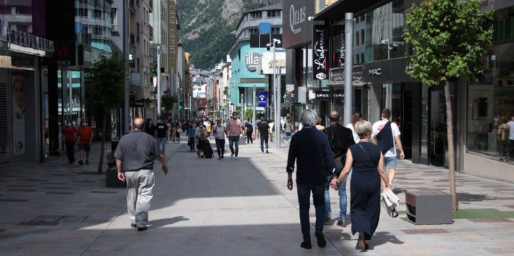 Gent passejant a l'avinguda Meritxell, a l'inici de la pandèmia.