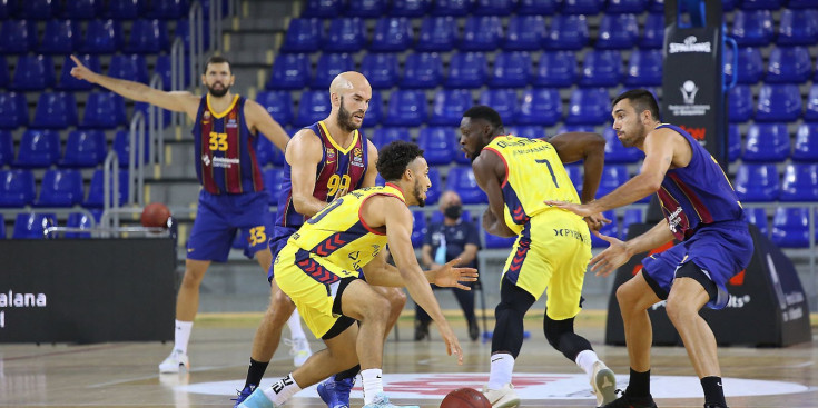 Un partit anterior entre el MoraBanc i el Barça de bàsquet.