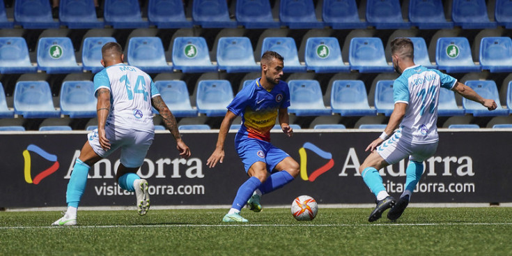 Una jugada de l'últim partit de l'FC Andorra a l'Estadi Nacional.