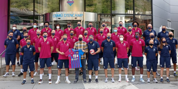 La plantilla al complet del primer equip d’handbol de l’FC Barcelona junt amb el conseller d’Esports, Infància i Joventut, Xavier Fernàndez.