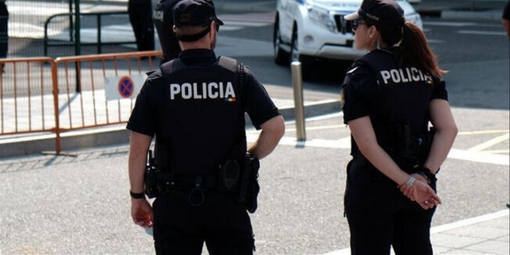 Dos agents del Cos de Policia.