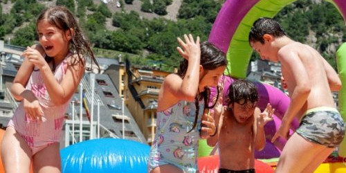 Un grup d’infants a les piscines de l’aquaparc.