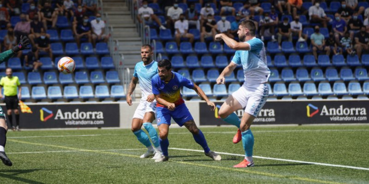 Carlos Martínez remata a gol en una jugada del darrer partit a l’Estadi Nacional entre l’FC Andorra i l’Atlètic Escaldes.
