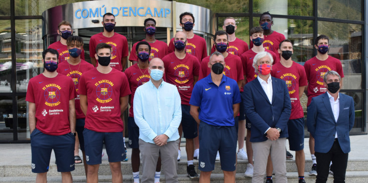 L’equip del Barça de bàsquet amb el conseller Xavier Fernàndez.