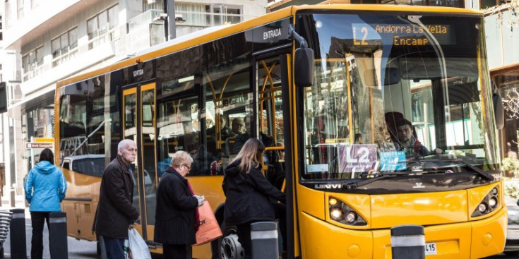 Uns usuaris fan cua per pujar a un autobús.