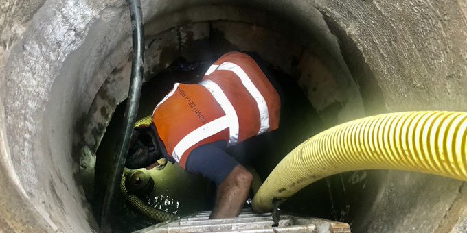 Un operari durant les tasques de reparació.