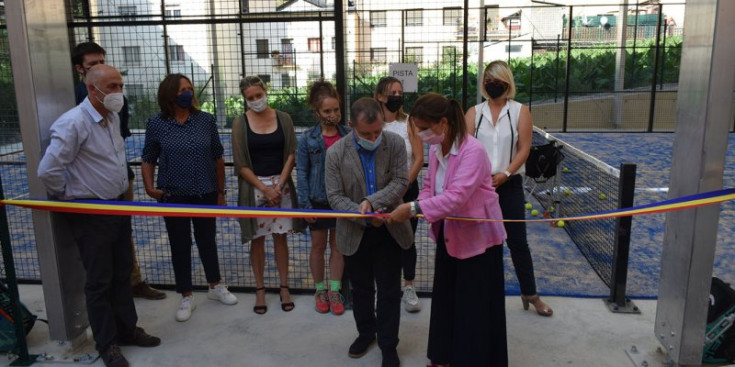 Els cònsols de Sant Julià de Lòria, Josep Majoral i Mireia Codina, tallant la cinta inaugural de les noves pistes.