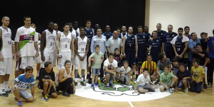 Els dos equips prenen una foto conjunta al final del partit amistós.