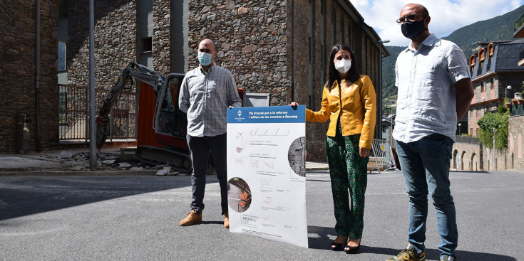 La cònsol major, Laura Mas, el conseller major Xavier Fernández, i el director del departament d'Infraestructures i Manteniment, Cerni Areny, durant l'inici de les obres al carrer Pedral.